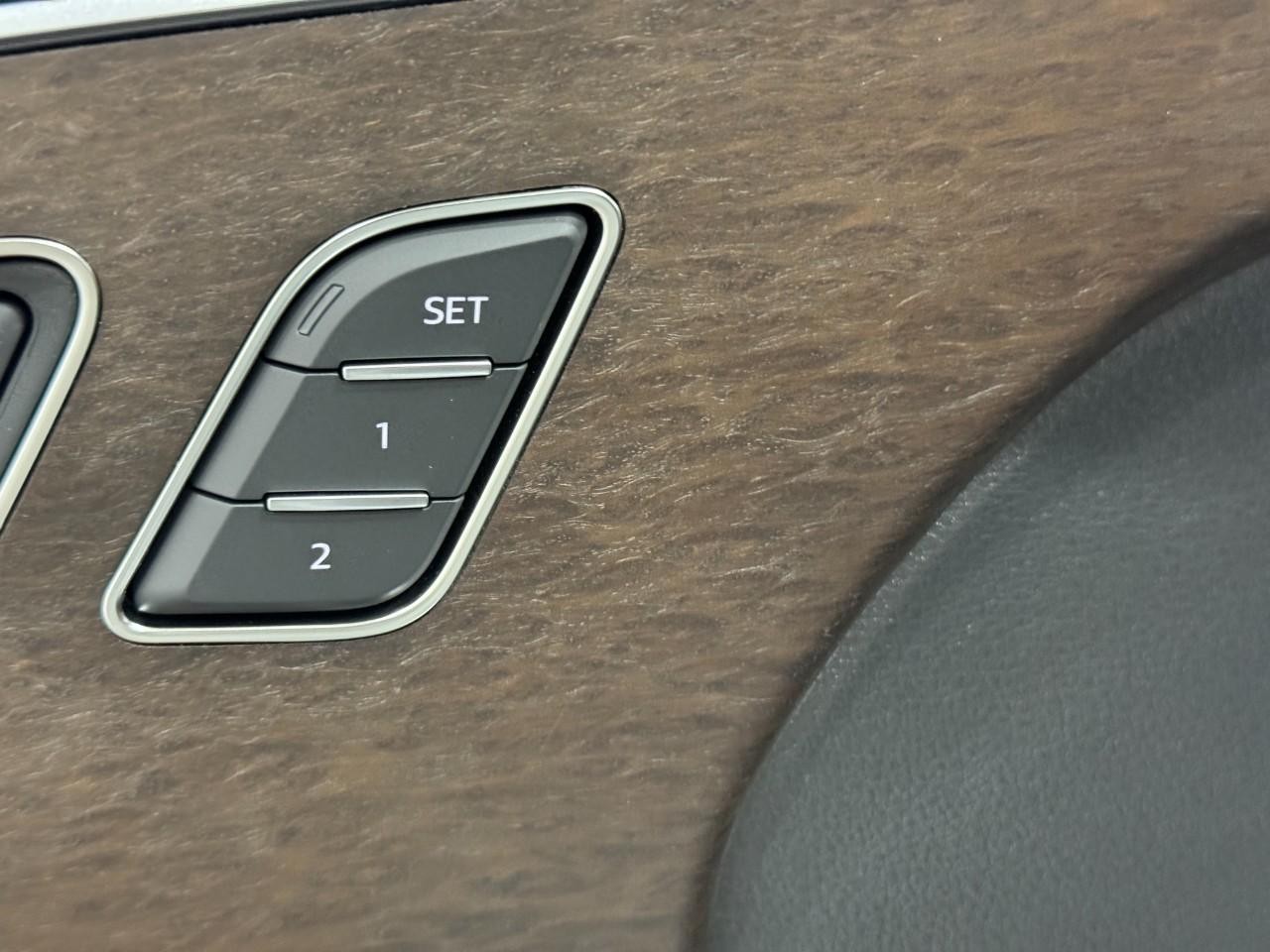 Audi Q7 Vehicle Full-screen Gallery Image 26