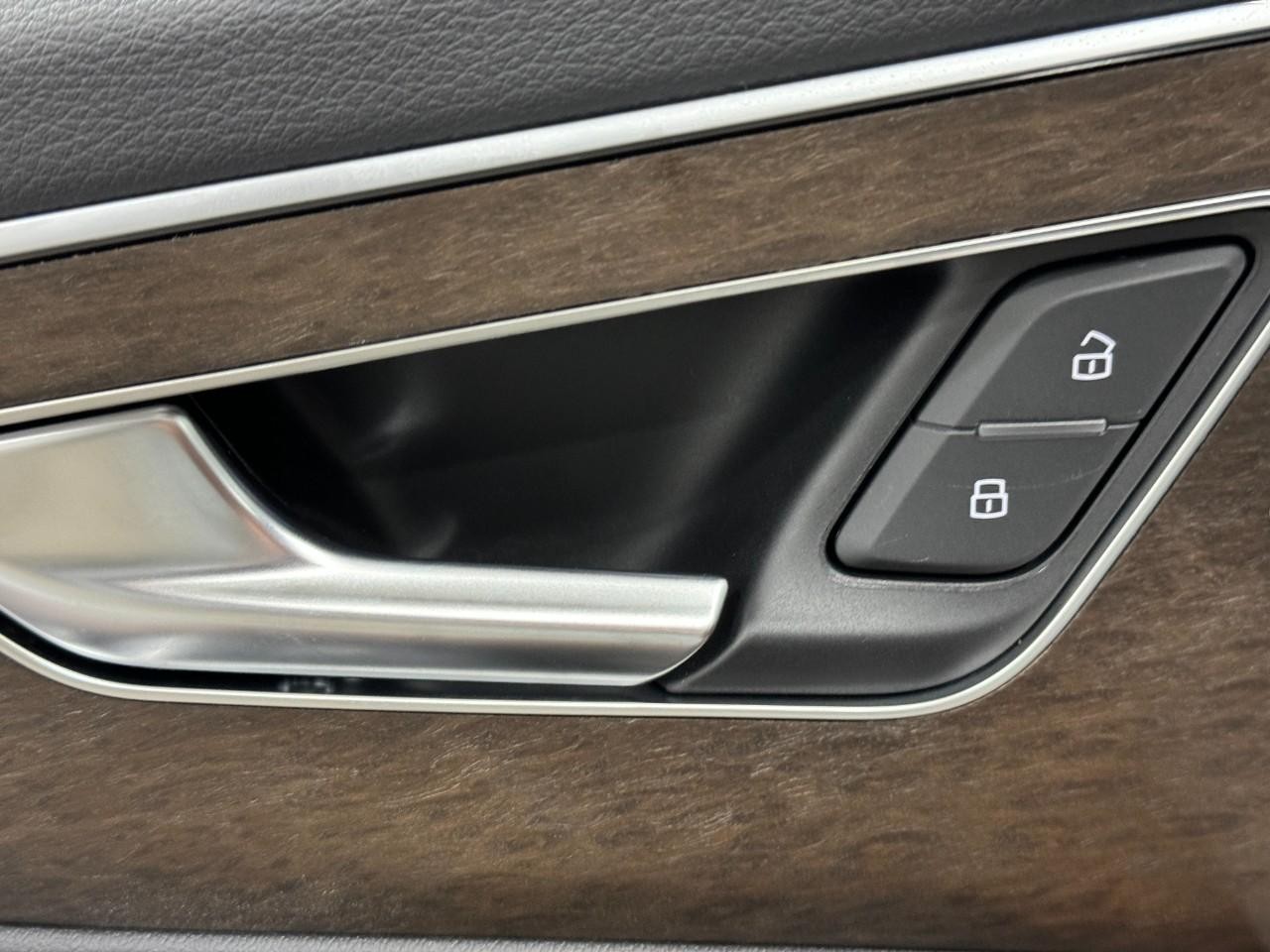 Audi Q7 Vehicle Full-screen Gallery Image 27