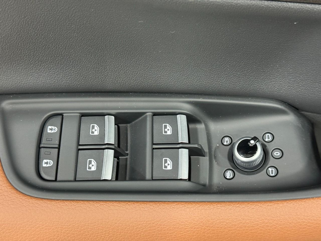 Audi Q7 Vehicle Full-screen Gallery Image 28