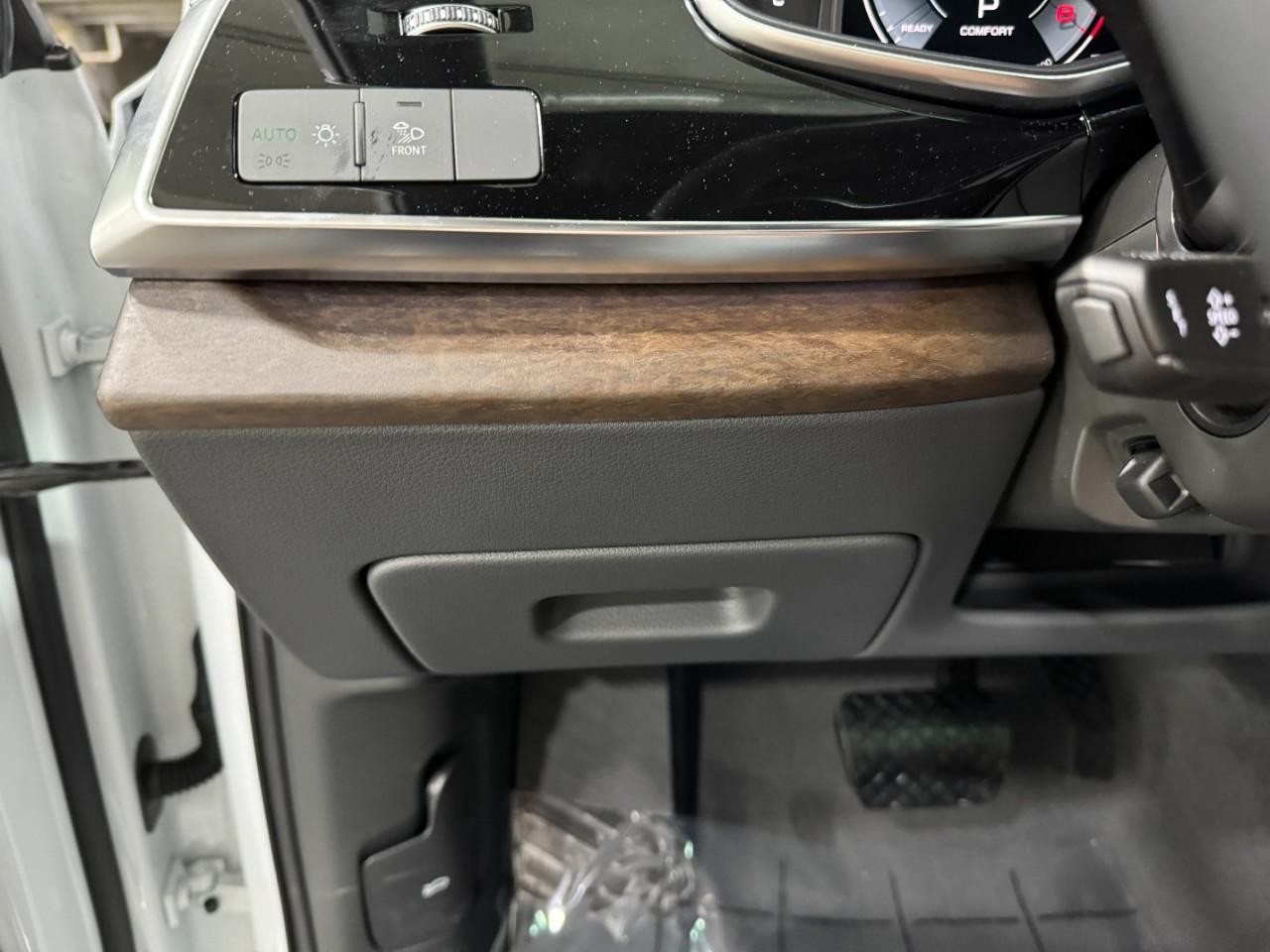 Audi Q7 Vehicle Full-screen Gallery Image 33