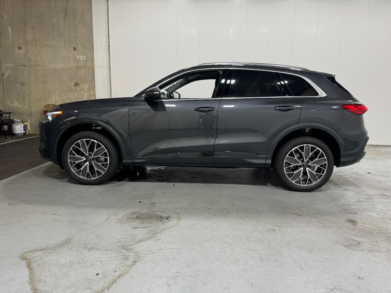 Audi Q5 Vehicle Full-screen Gallery Image 2