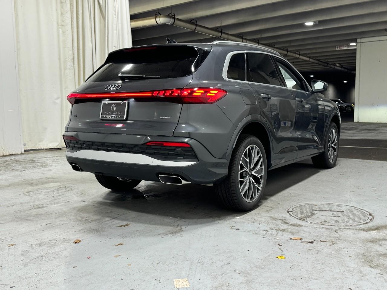 Audi Q5 Vehicle Full-screen Gallery Image 4