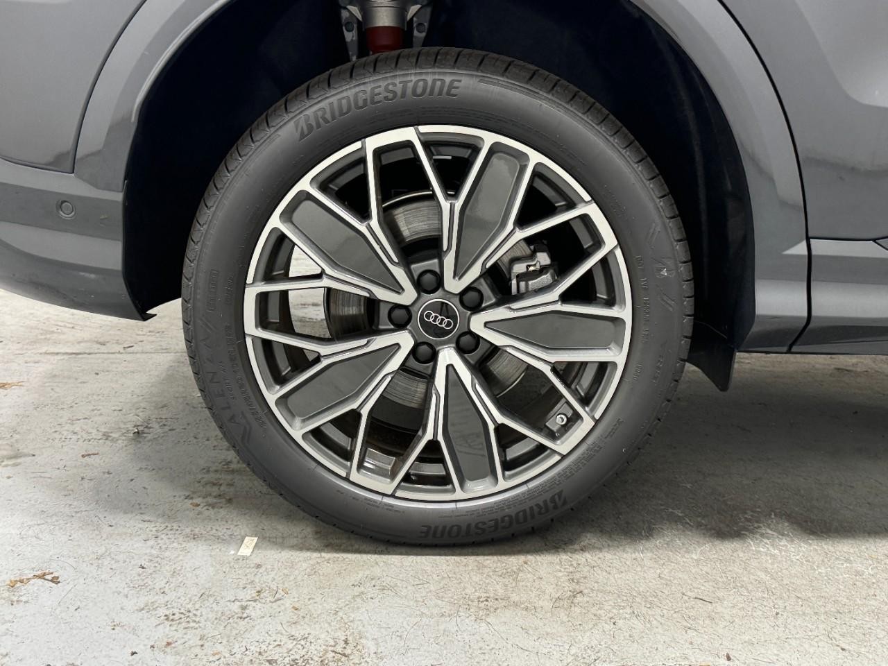 Audi Q5 Vehicle Full-screen Gallery Image 5