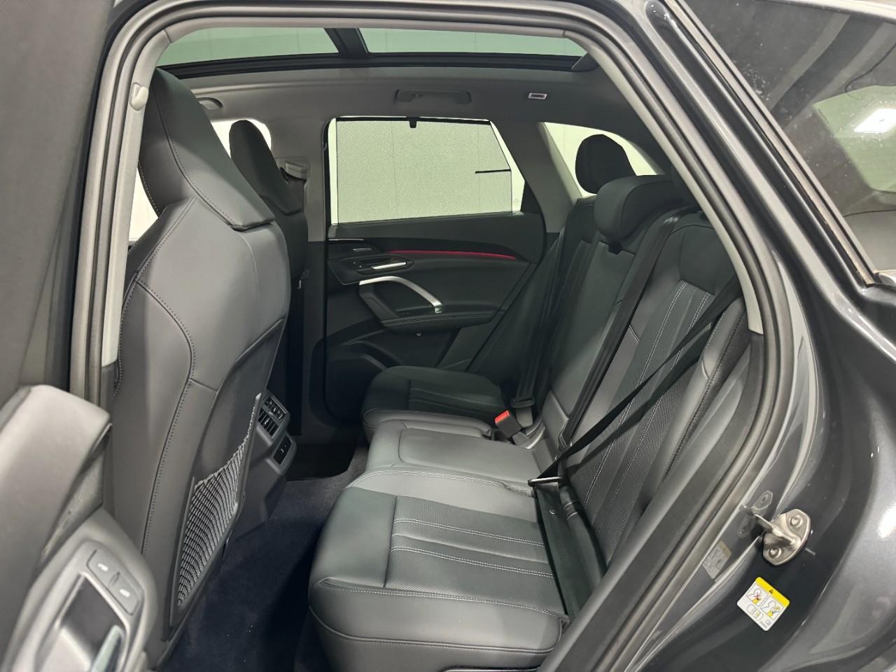 Audi Q5 Vehicle Full-screen Gallery Image 8