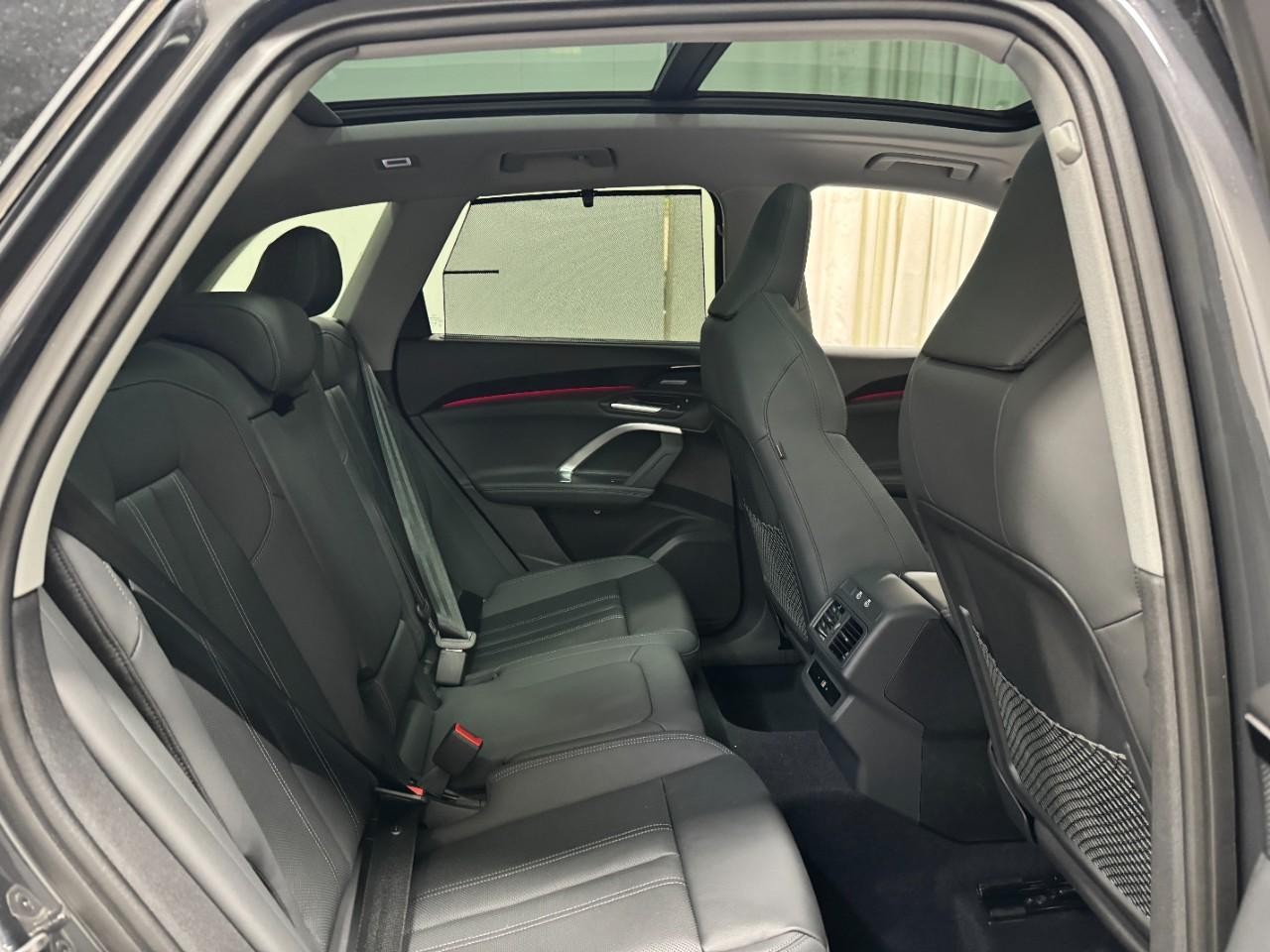 Audi Q5 Vehicle Full-screen Gallery Image 10