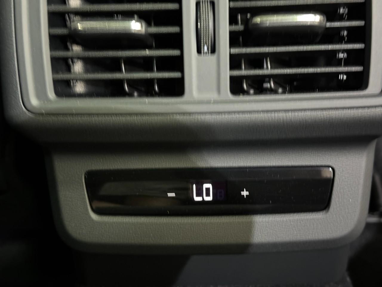 Audi Q5 Vehicle Full-screen Gallery Image 11