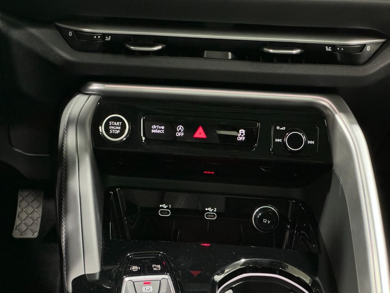 Audi Q5 Vehicle Full-screen Gallery Image 16