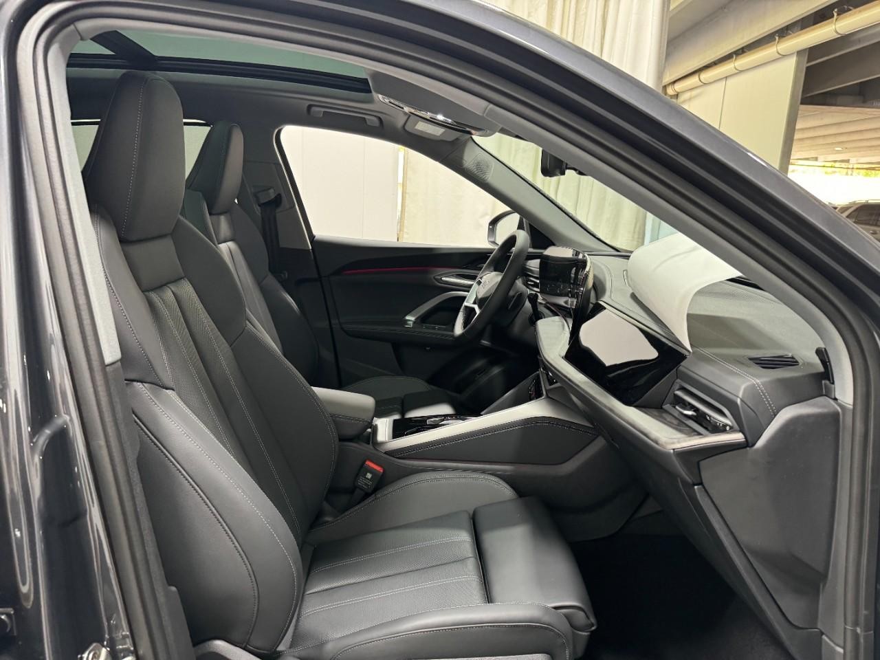 Audi Q5 Vehicle Full-screen Gallery Image 19