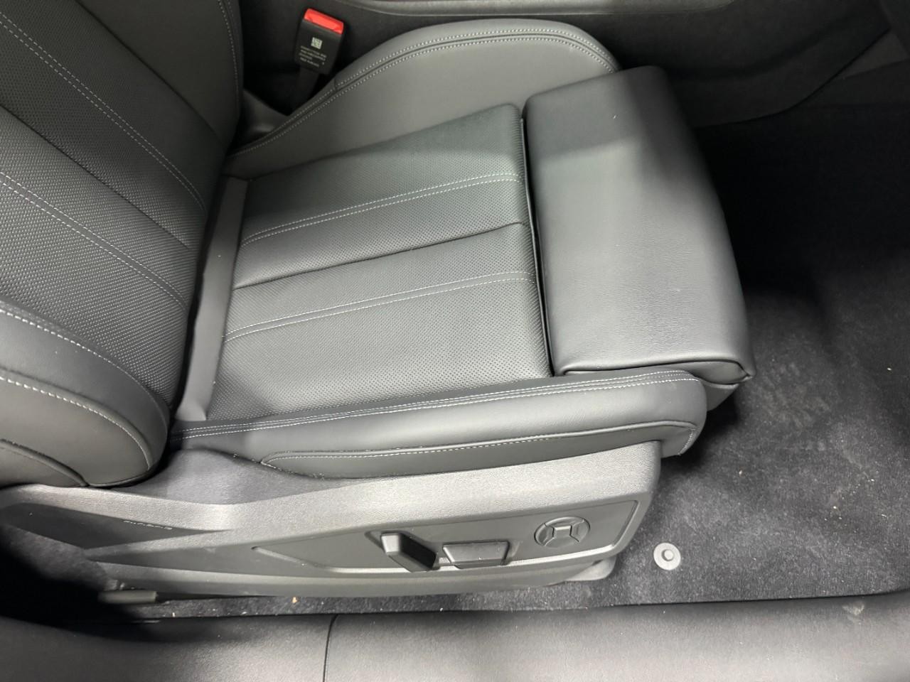 Audi Q5 Vehicle Full-screen Gallery Image 20