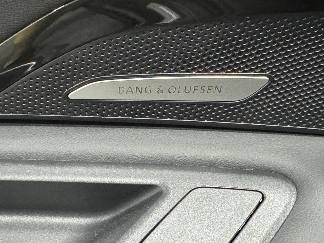 Audi Q5 Vehicle Full-screen Gallery Image 24