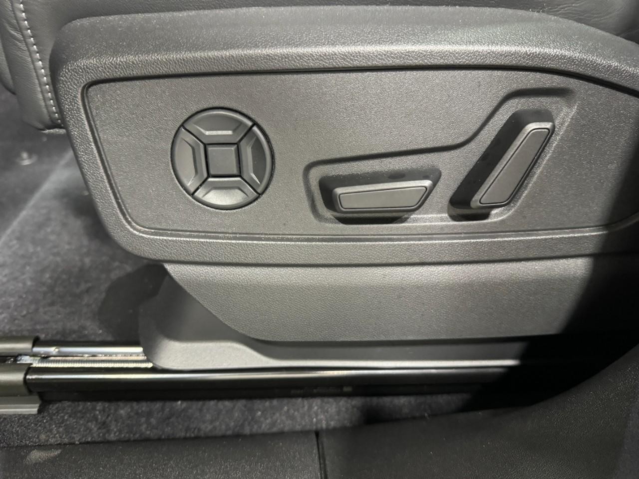 Audi Q5 Vehicle Full-screen Gallery Image 30