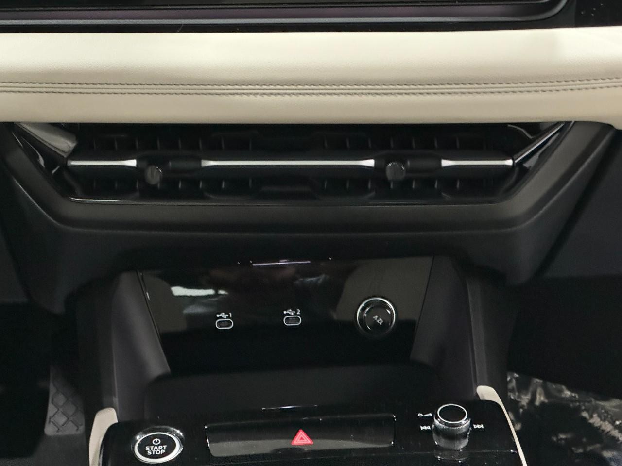 Audi A6 e-tron Vehicle Full-screen Gallery Image 16