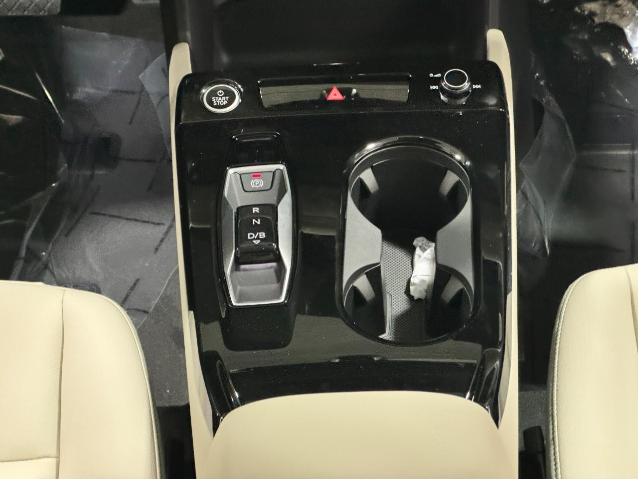 Audi A6 e-tron Vehicle Full-screen Gallery Image 17