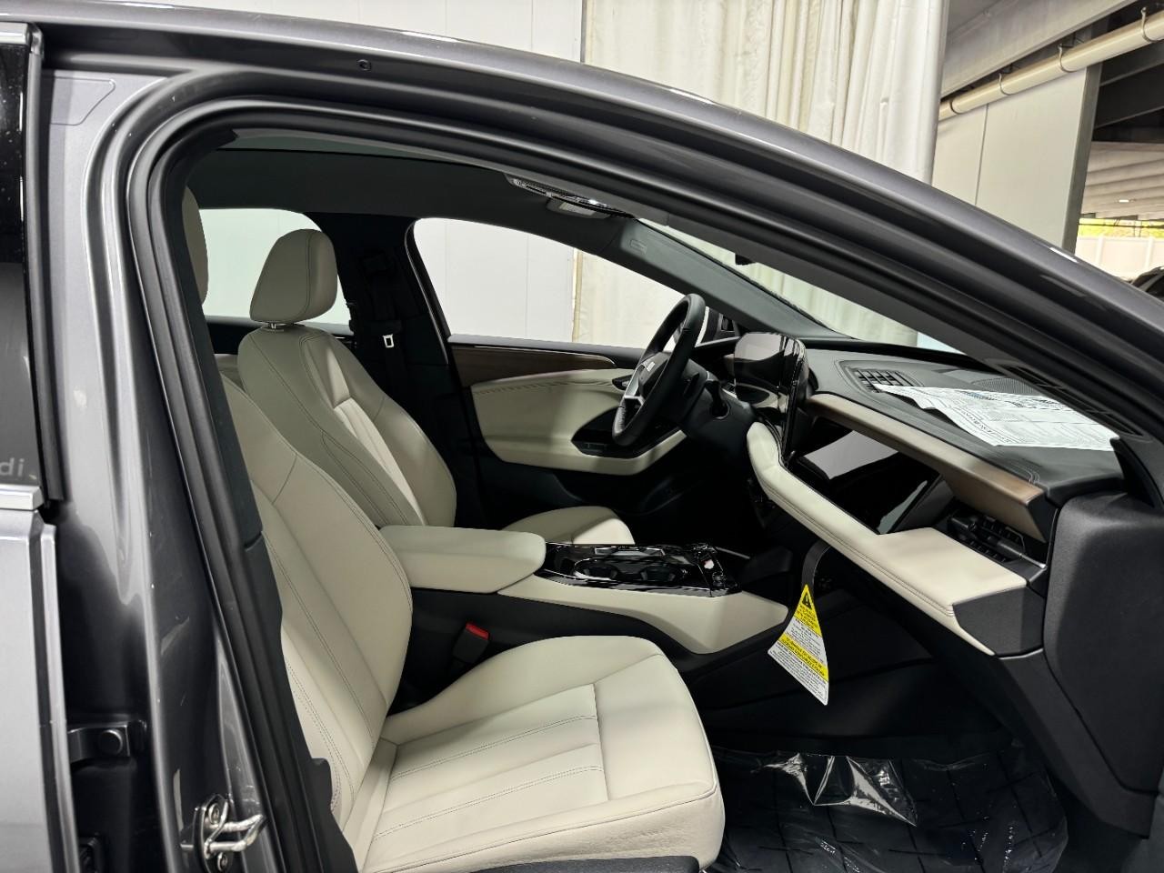 Audi A6 e-tron Vehicle Full-screen Gallery Image 19