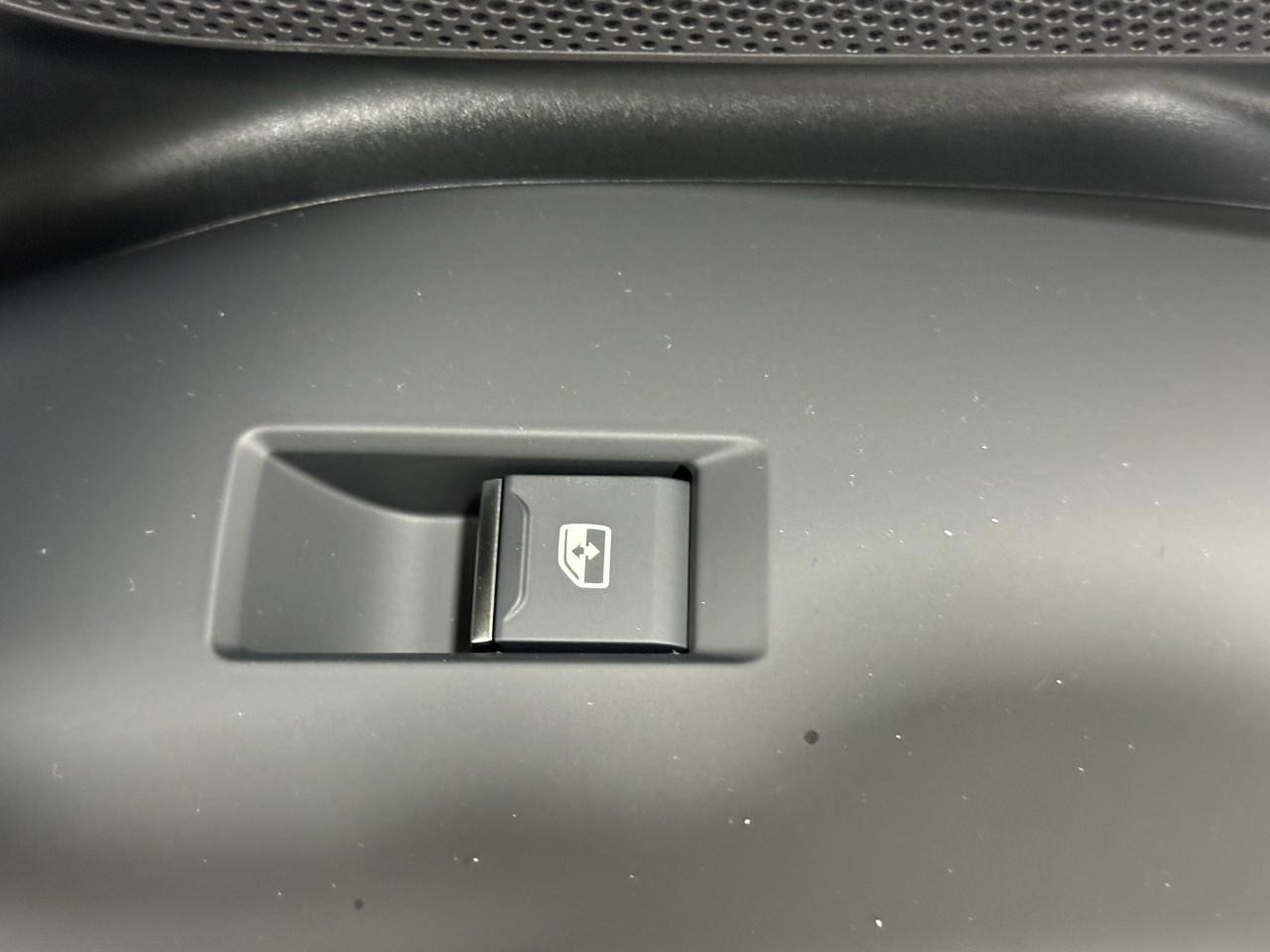 Audi A6 e-tron Vehicle Full-screen Gallery Image 23