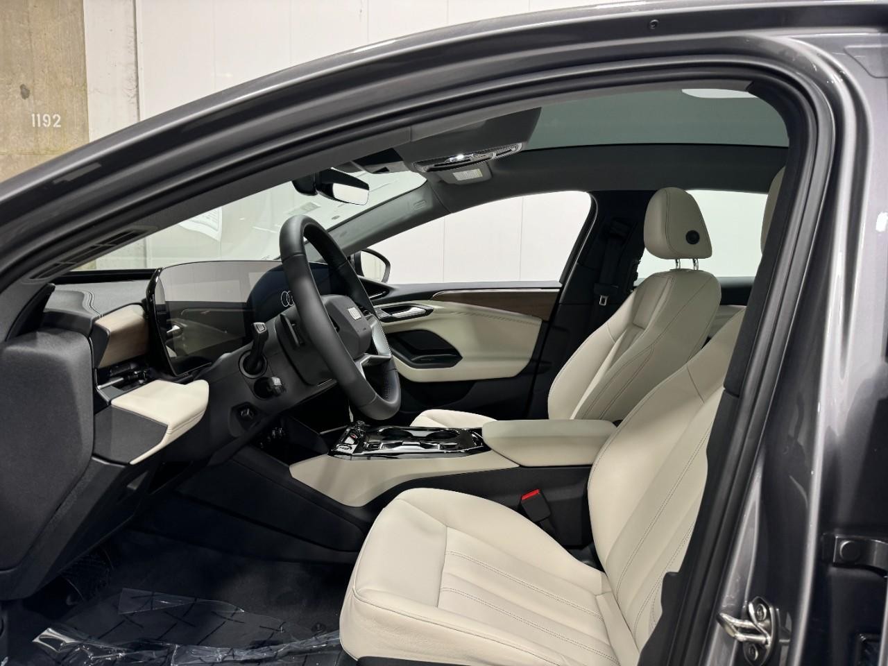 Audi A6 e-tron Vehicle Full-screen Gallery Image 27