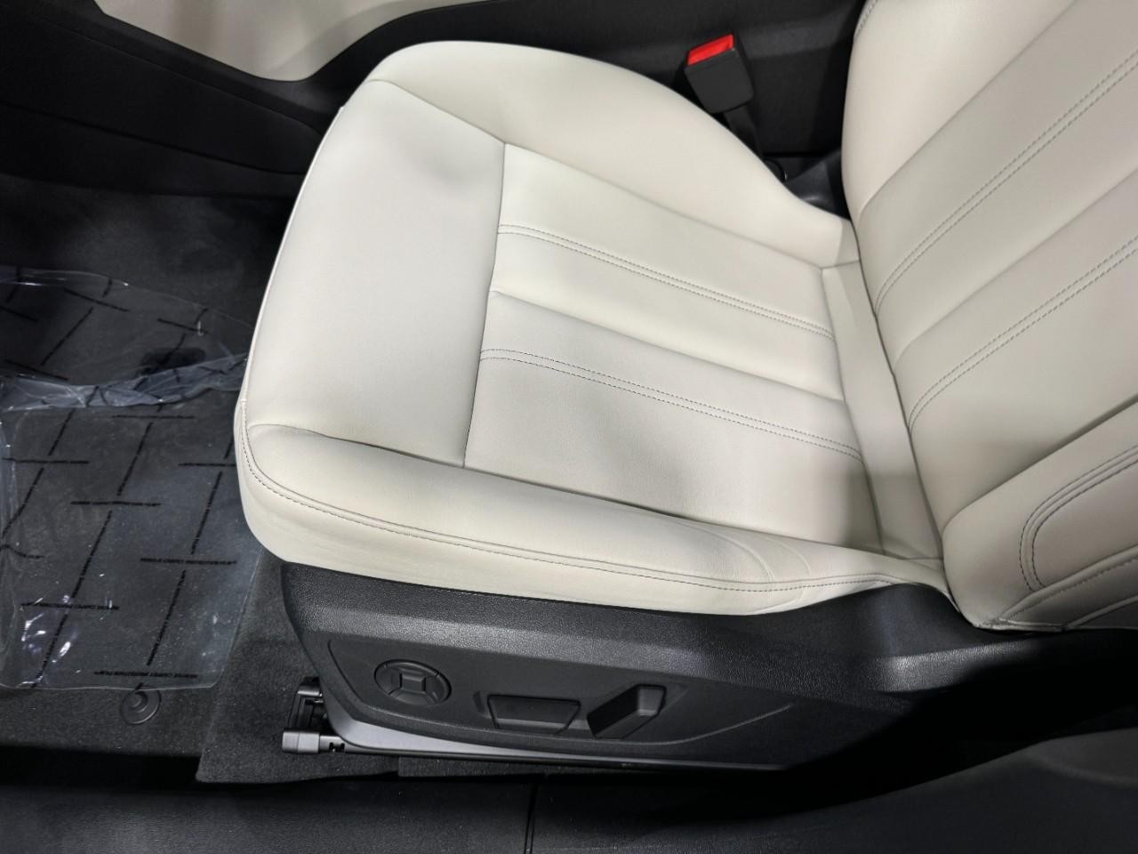 Audi A6 e-tron Vehicle Full-screen Gallery Image 28