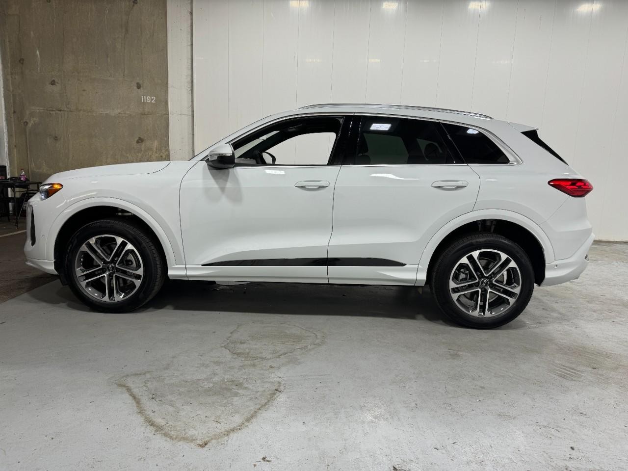 Audi Q5 Vehicle Full-screen Gallery Image 2