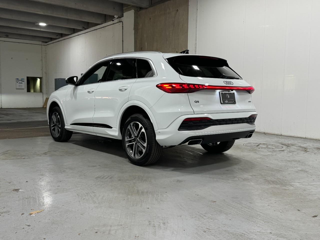 Audi Q5 Vehicle Full-screen Gallery Image 3