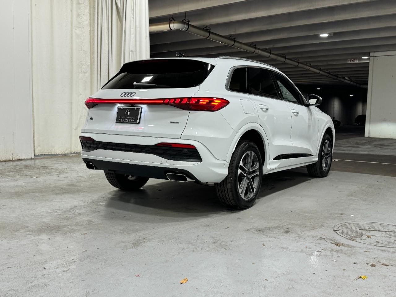 Audi Q5 Vehicle Full-screen Gallery Image 4