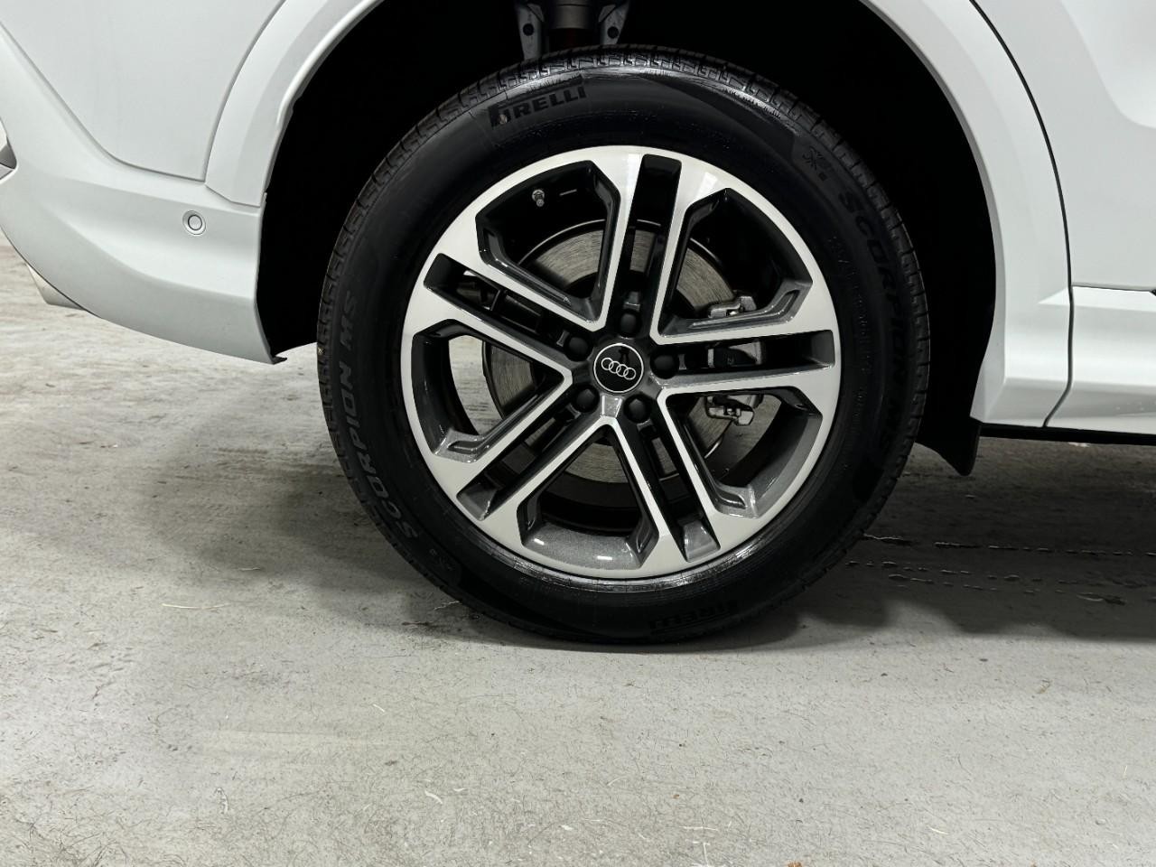 Audi Q5 Vehicle Full-screen Gallery Image 5