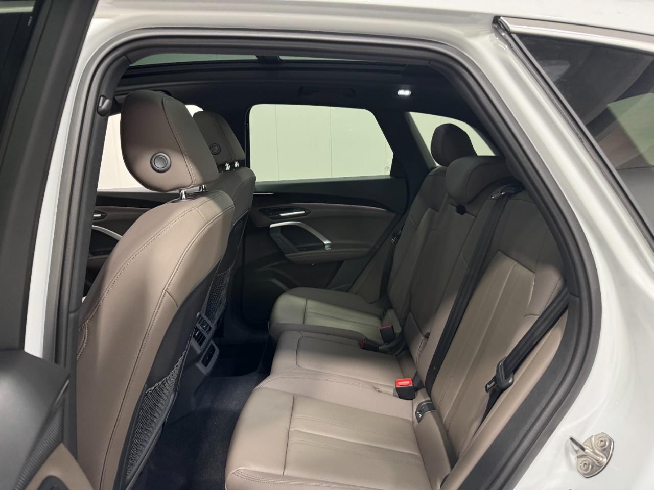 Audi Q5 Vehicle Full-screen Gallery Image 8