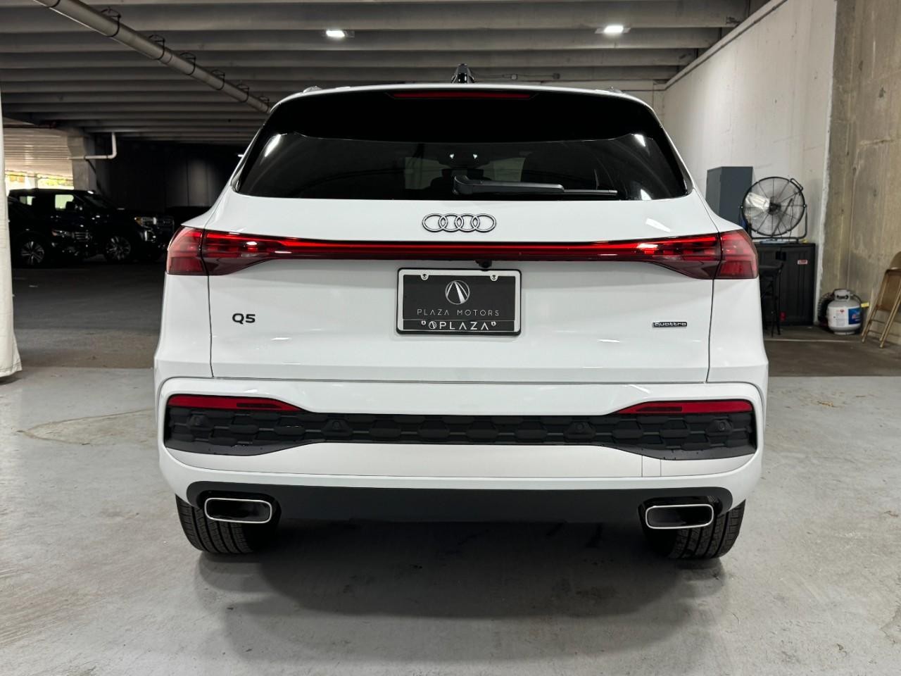 Audi Q5 Vehicle Full-screen Gallery Image 9
