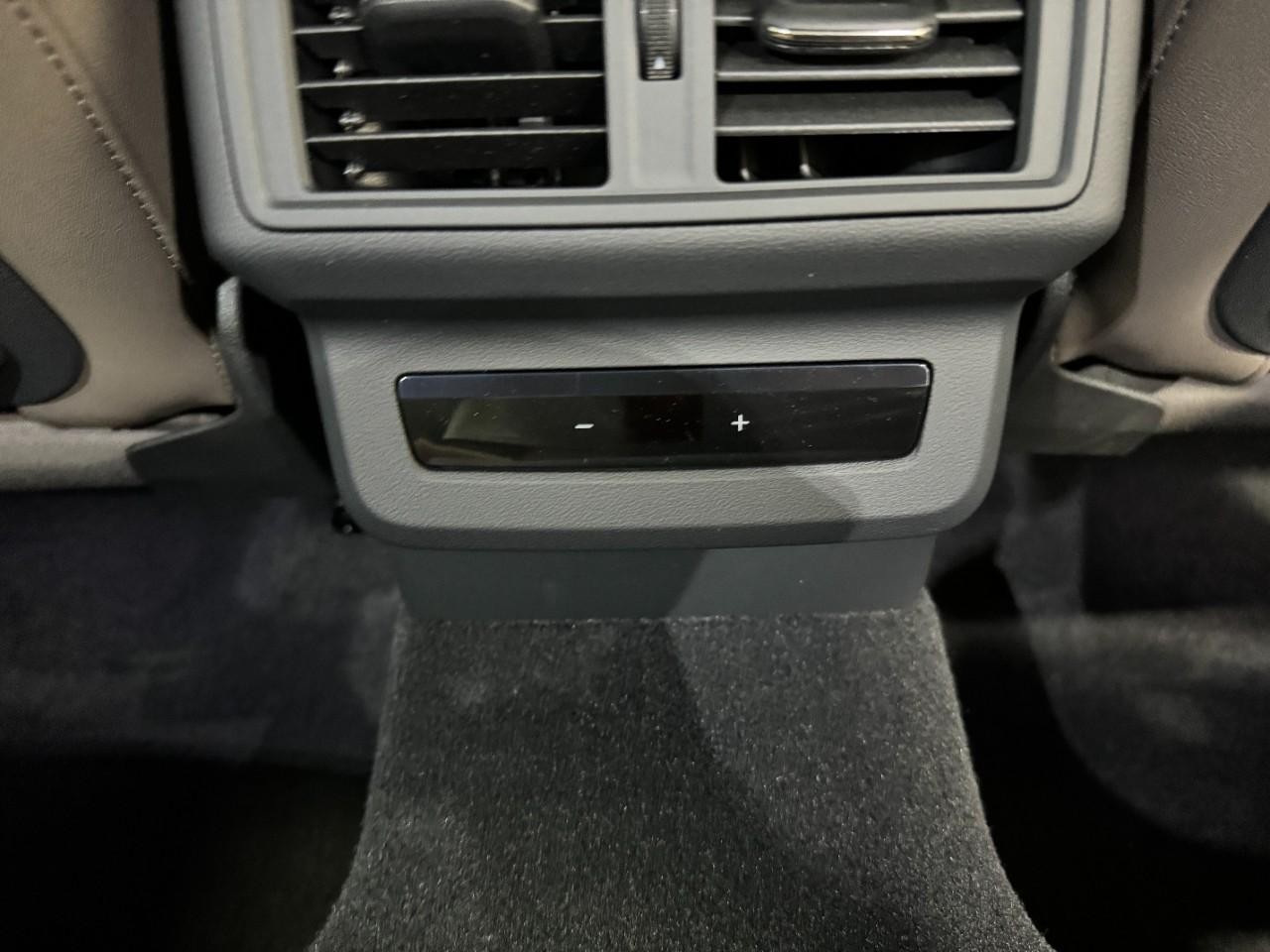 Audi Q5 Vehicle Full-screen Gallery Image 11