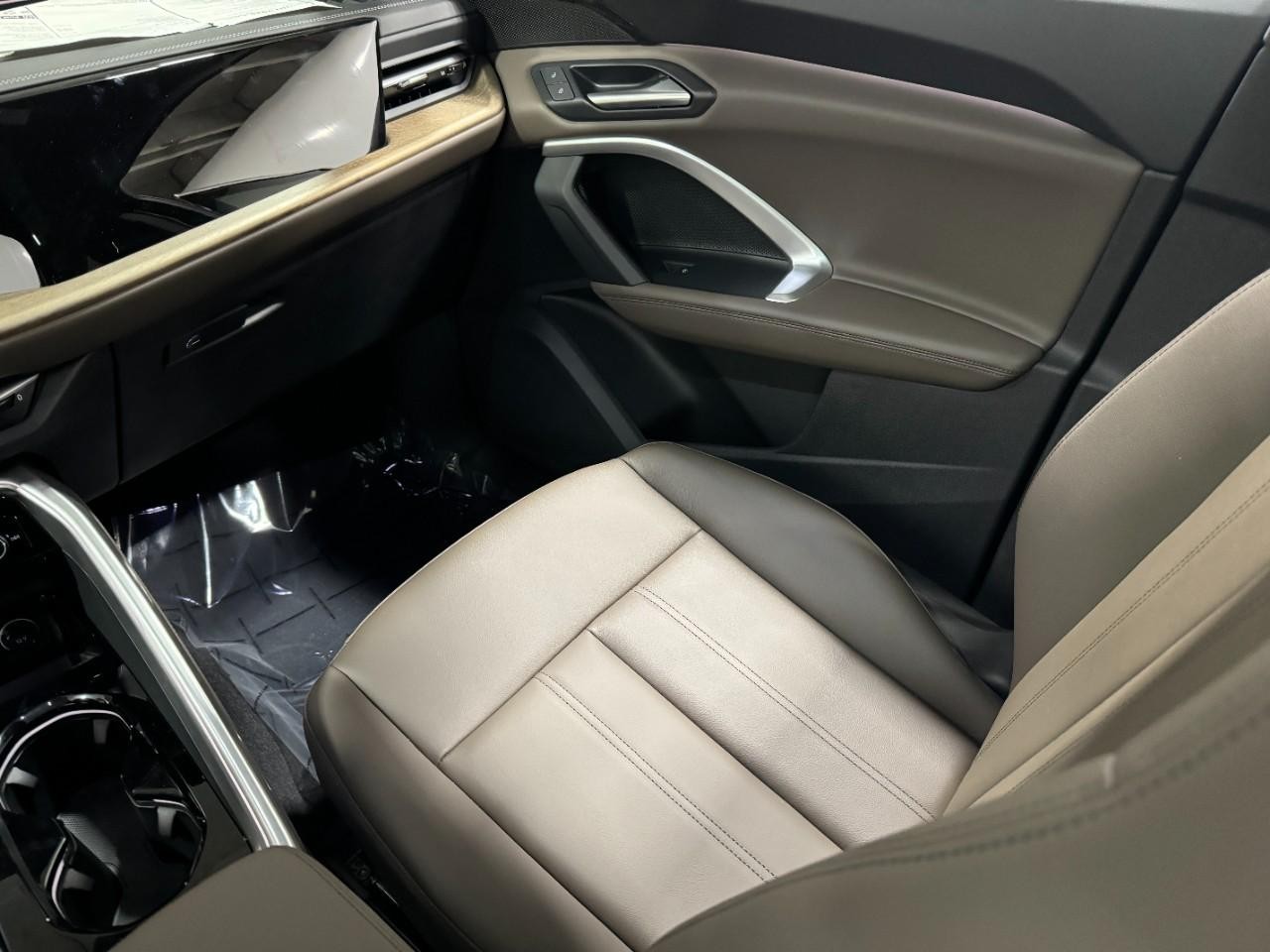 Audi Q5 Vehicle Full-screen Gallery Image 17