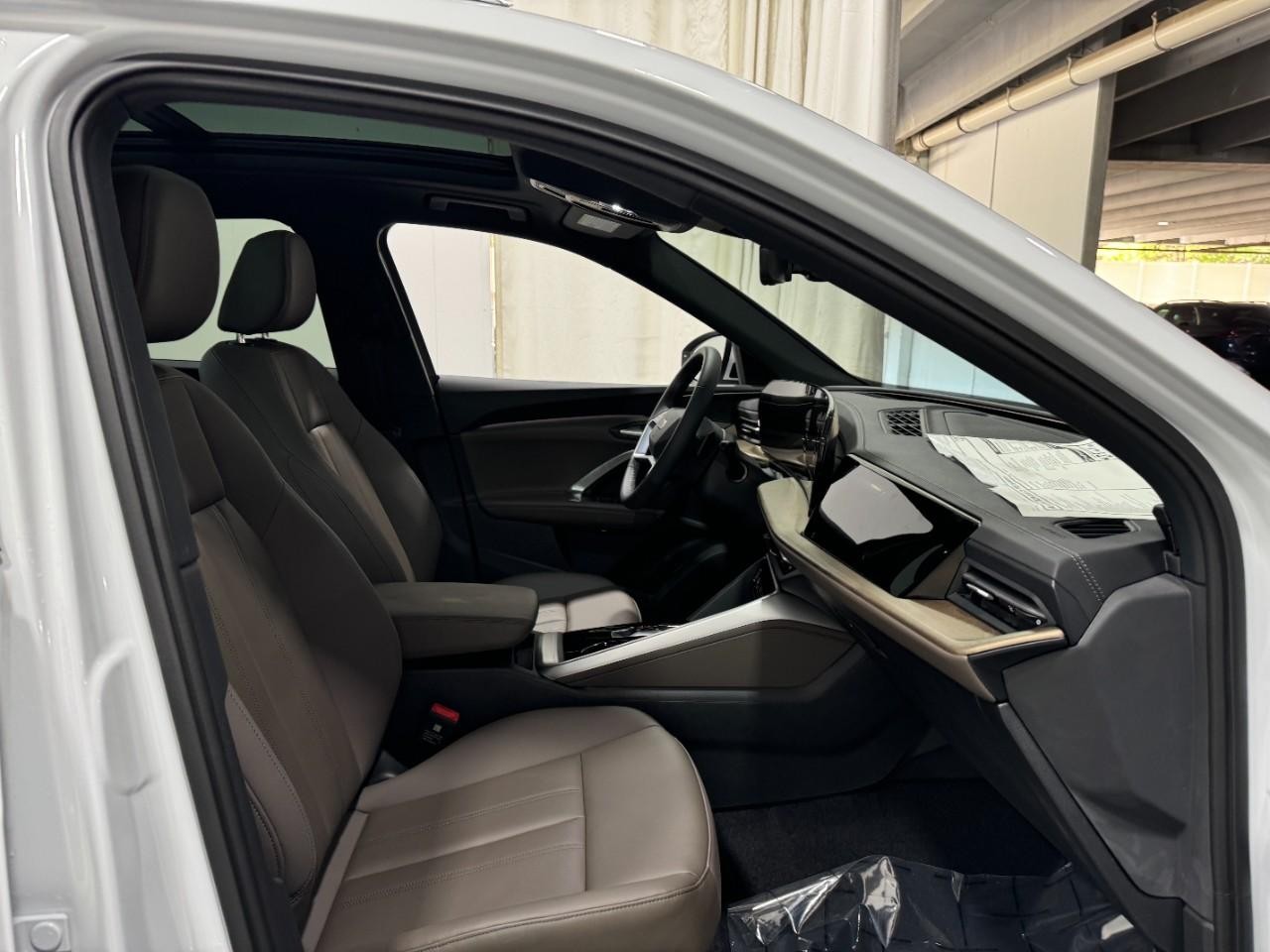 Audi Q5 Vehicle Full-screen Gallery Image 18