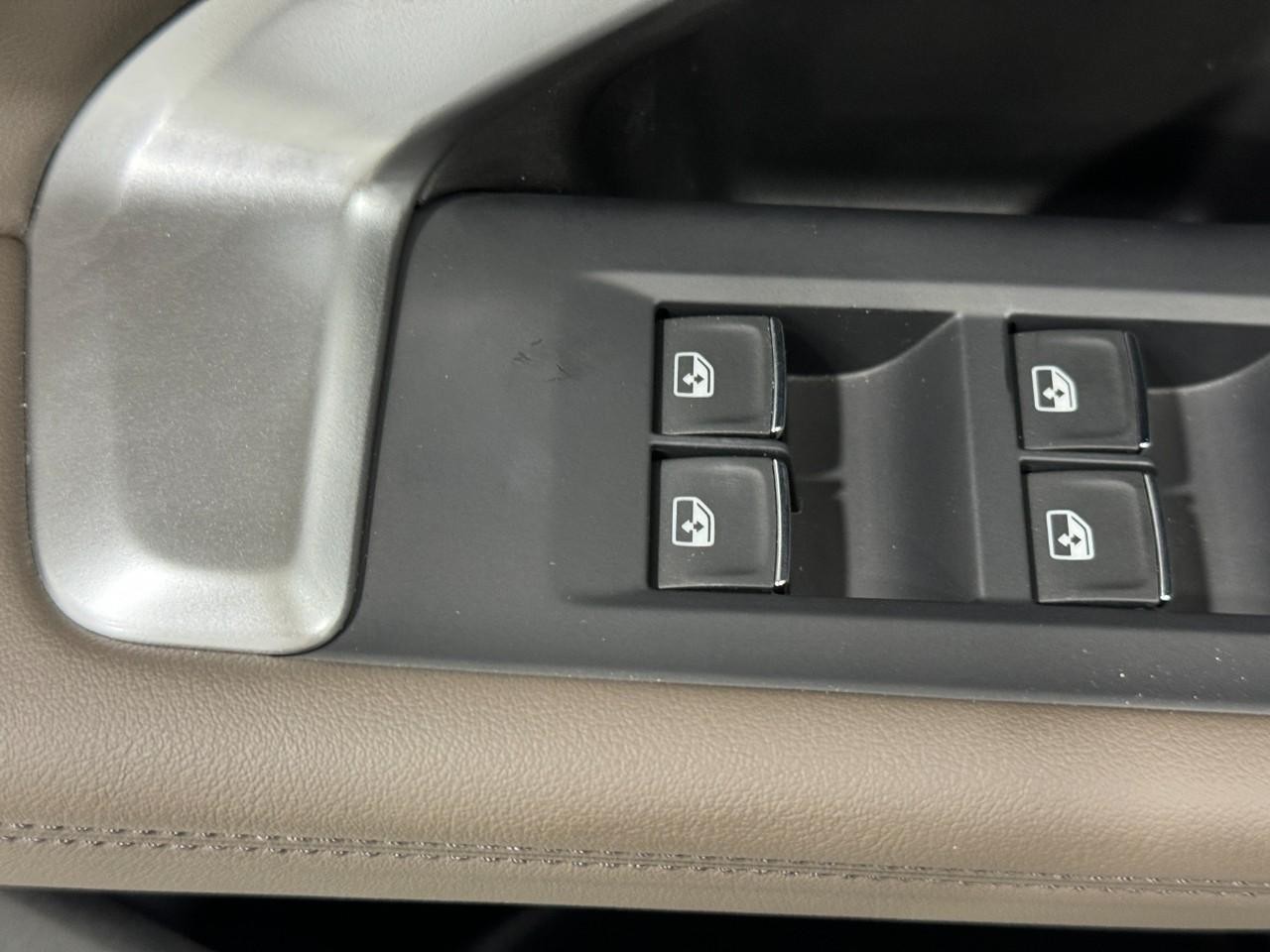 Audi Q5 Vehicle Full-screen Gallery Image 23