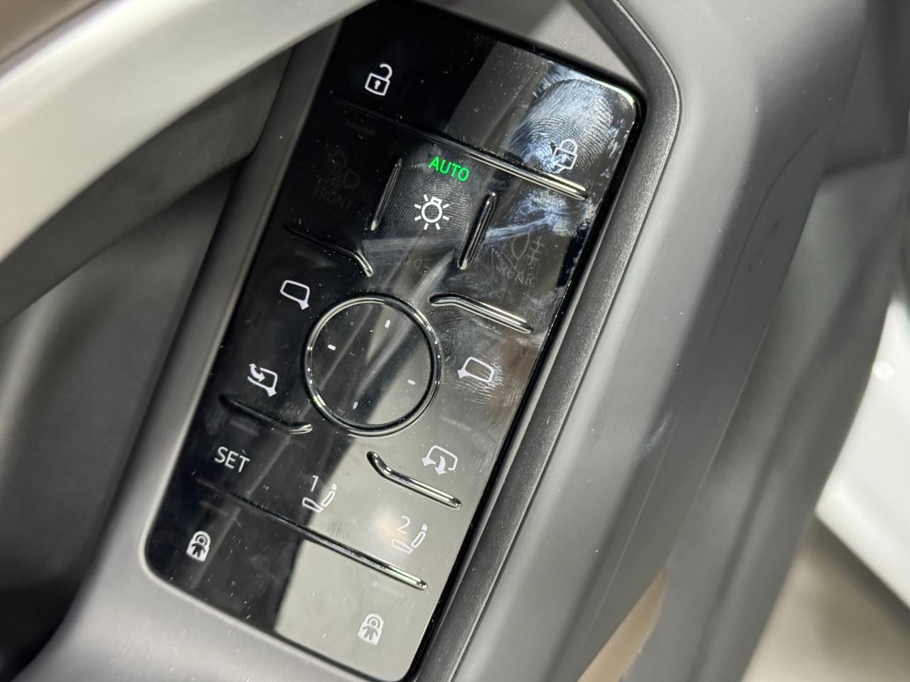 Audi Q5 Vehicle Full-screen Gallery Image 24