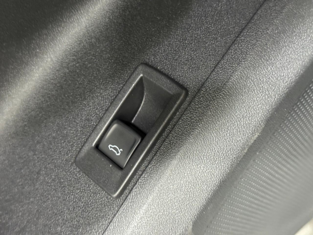 Audi Q5 Vehicle Full-screen Gallery Image 25