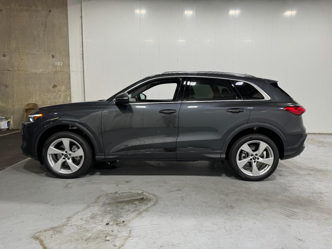 Audi Q5 Vehicle Full-screen Gallery Image 2