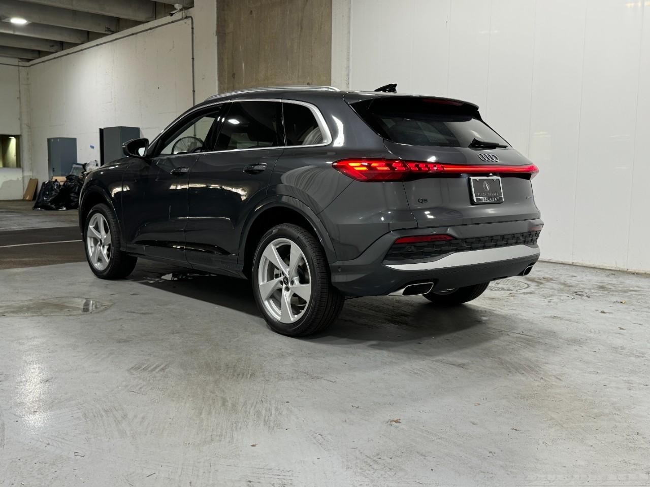 Audi Q5 Vehicle Full-screen Gallery Image 3