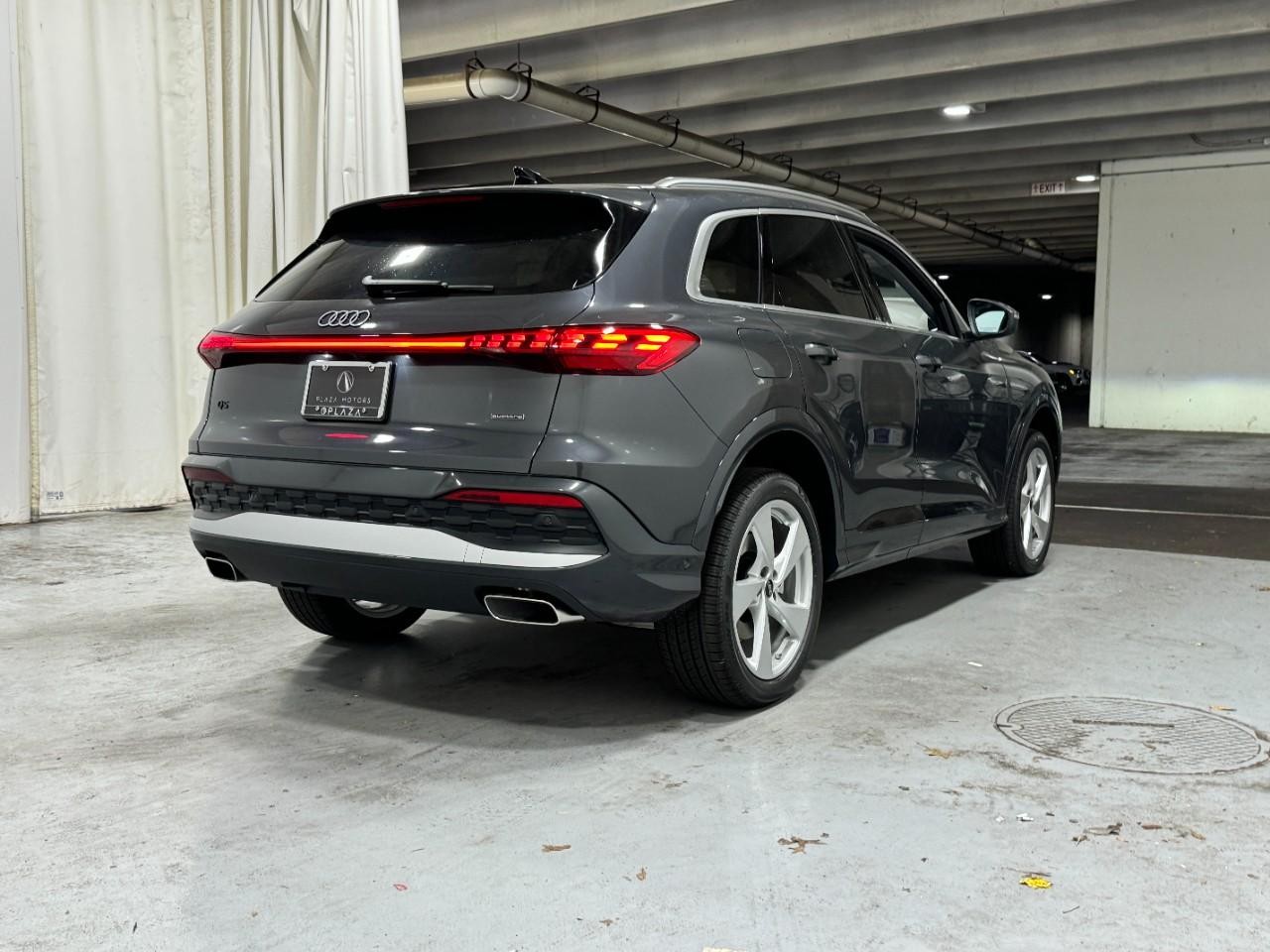 Audi Q5 Vehicle Full-screen Gallery Image 4