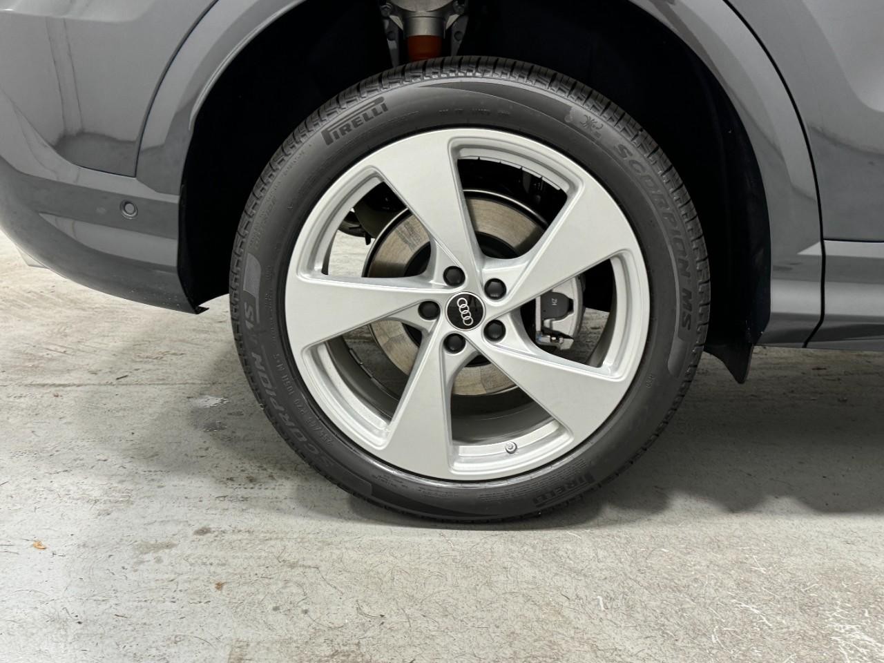 Audi Q5 Vehicle Full-screen Gallery Image 5