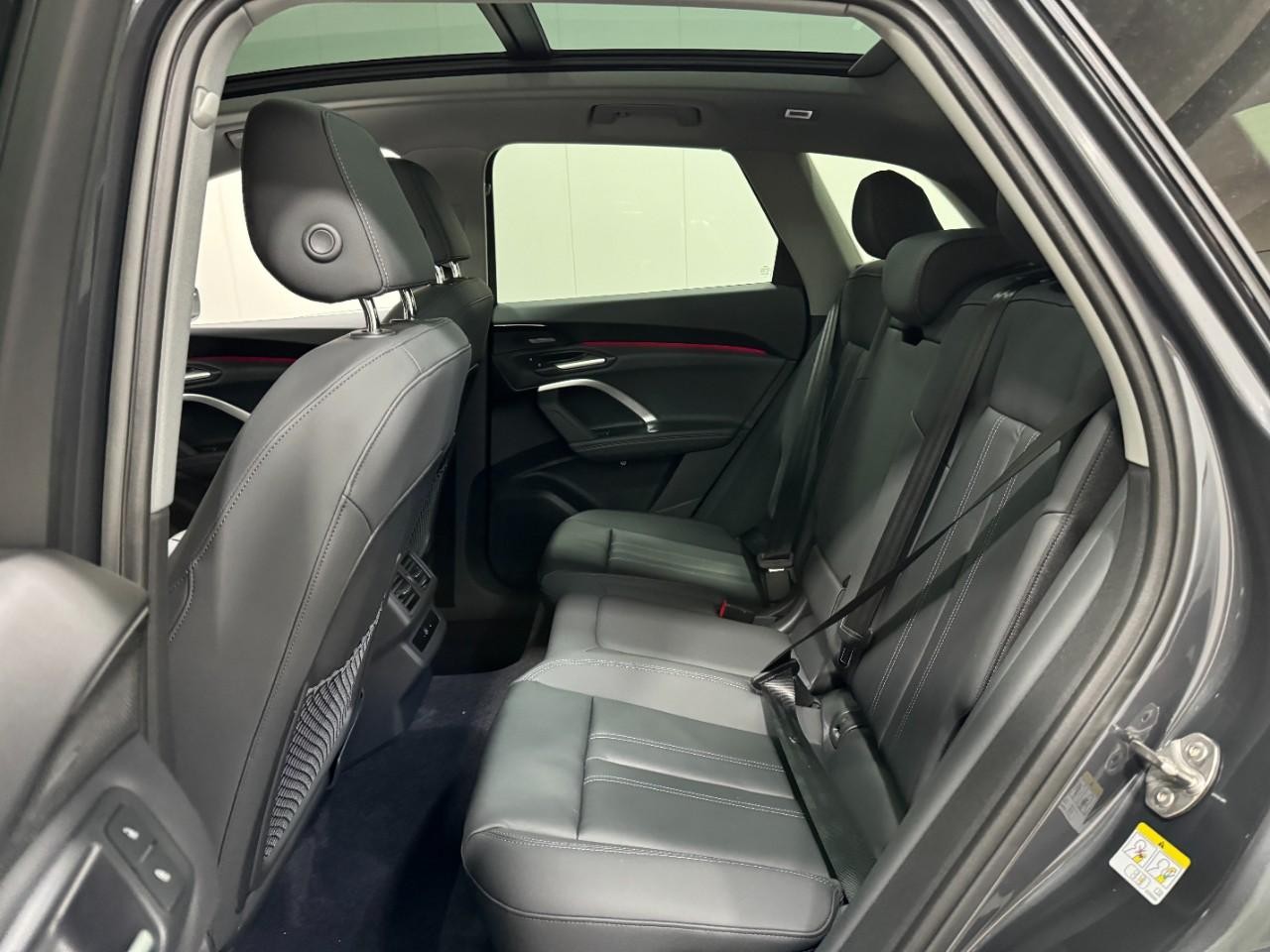 Audi Q5 Vehicle Full-screen Gallery Image 8