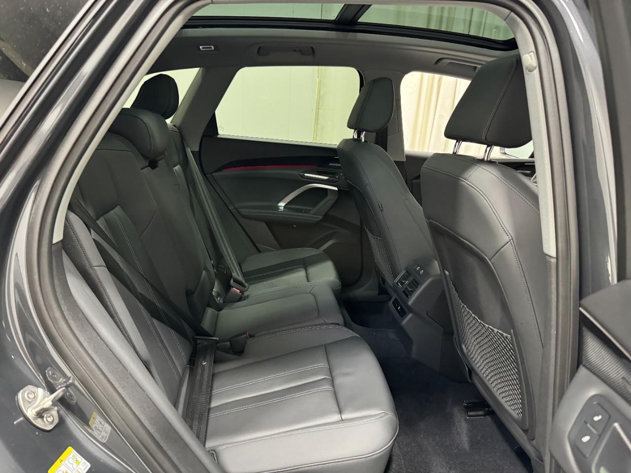 Audi Q5 Vehicle Full-screen Gallery Image 10