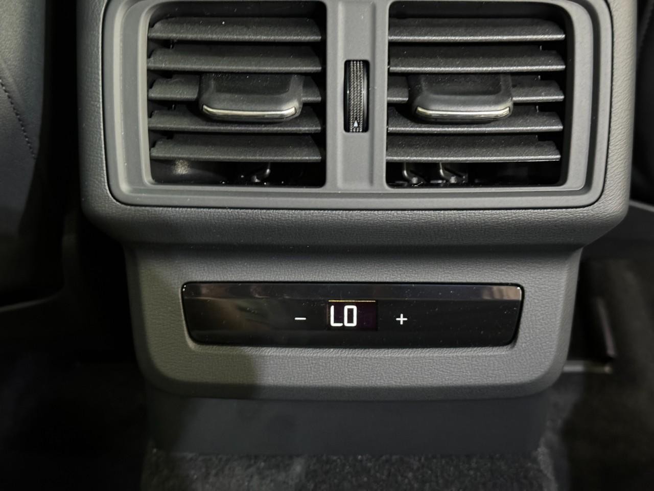 Audi Q5 Vehicle Full-screen Gallery Image 11