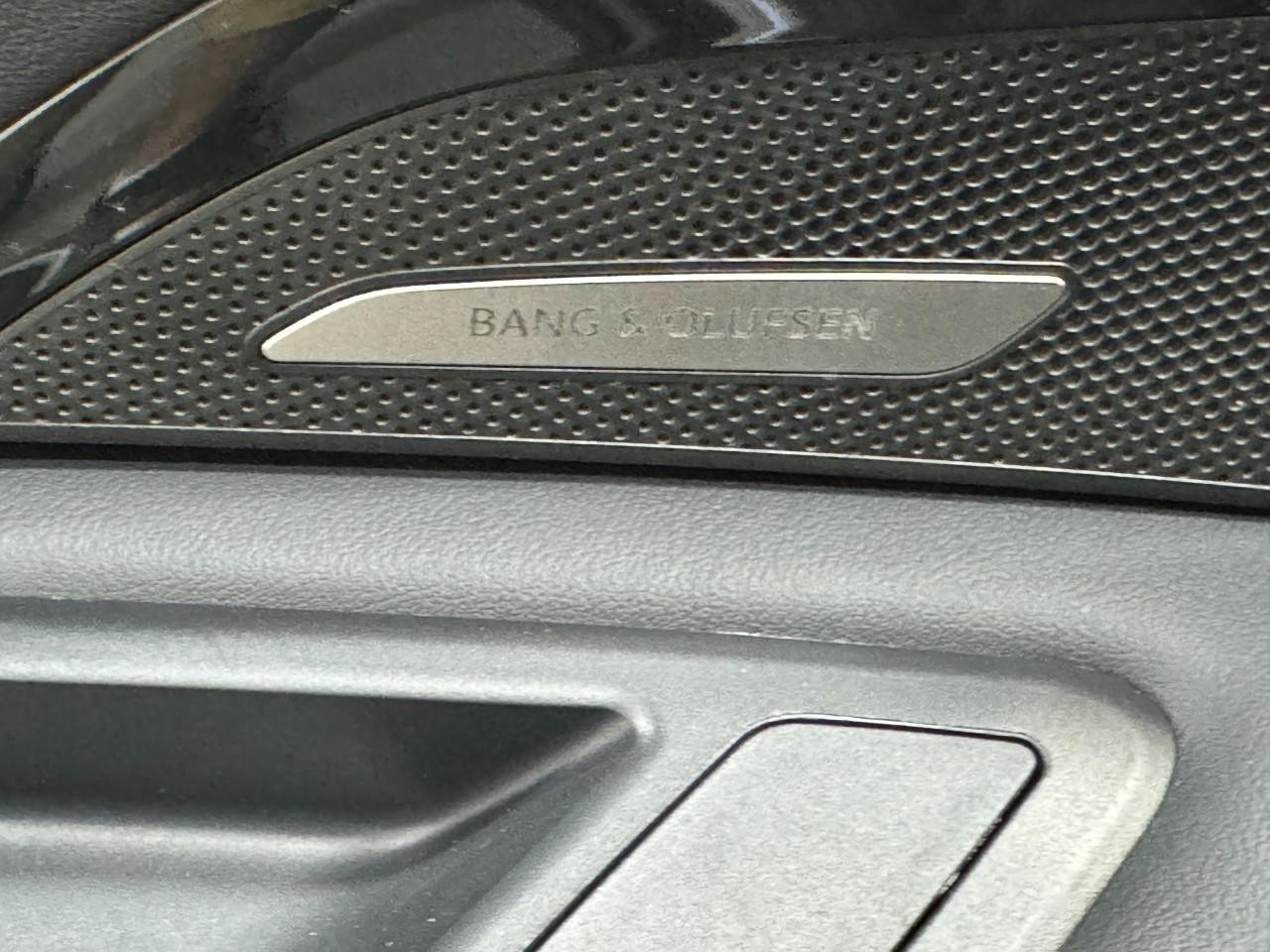 Audi Q5 Vehicle Full-screen Gallery Image 24