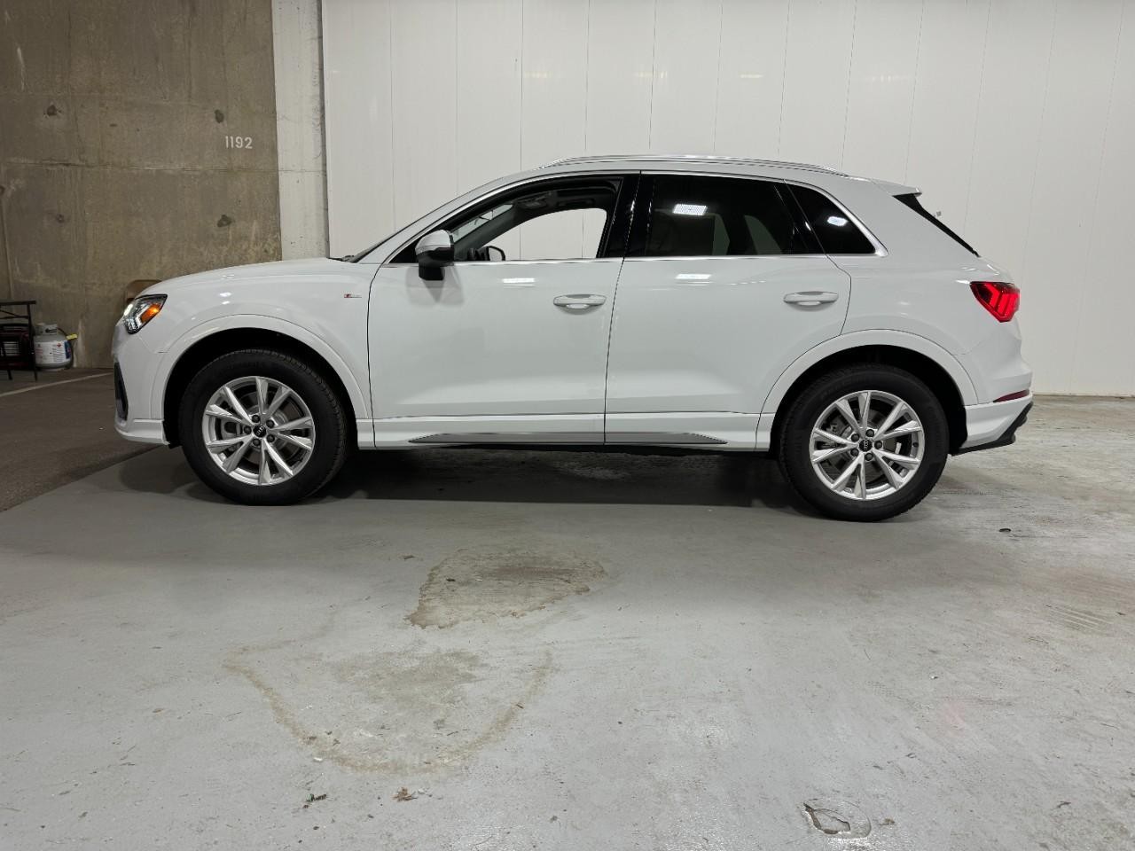 Audi Q3 Vehicle Full-screen Gallery Image 2