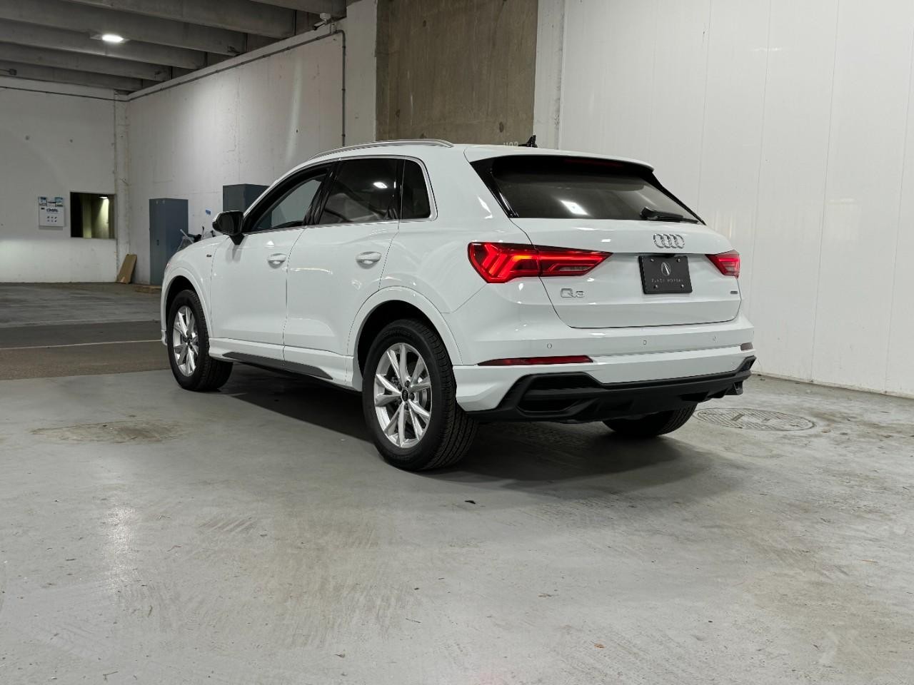 Audi Q3 Vehicle Full-screen Gallery Image 3