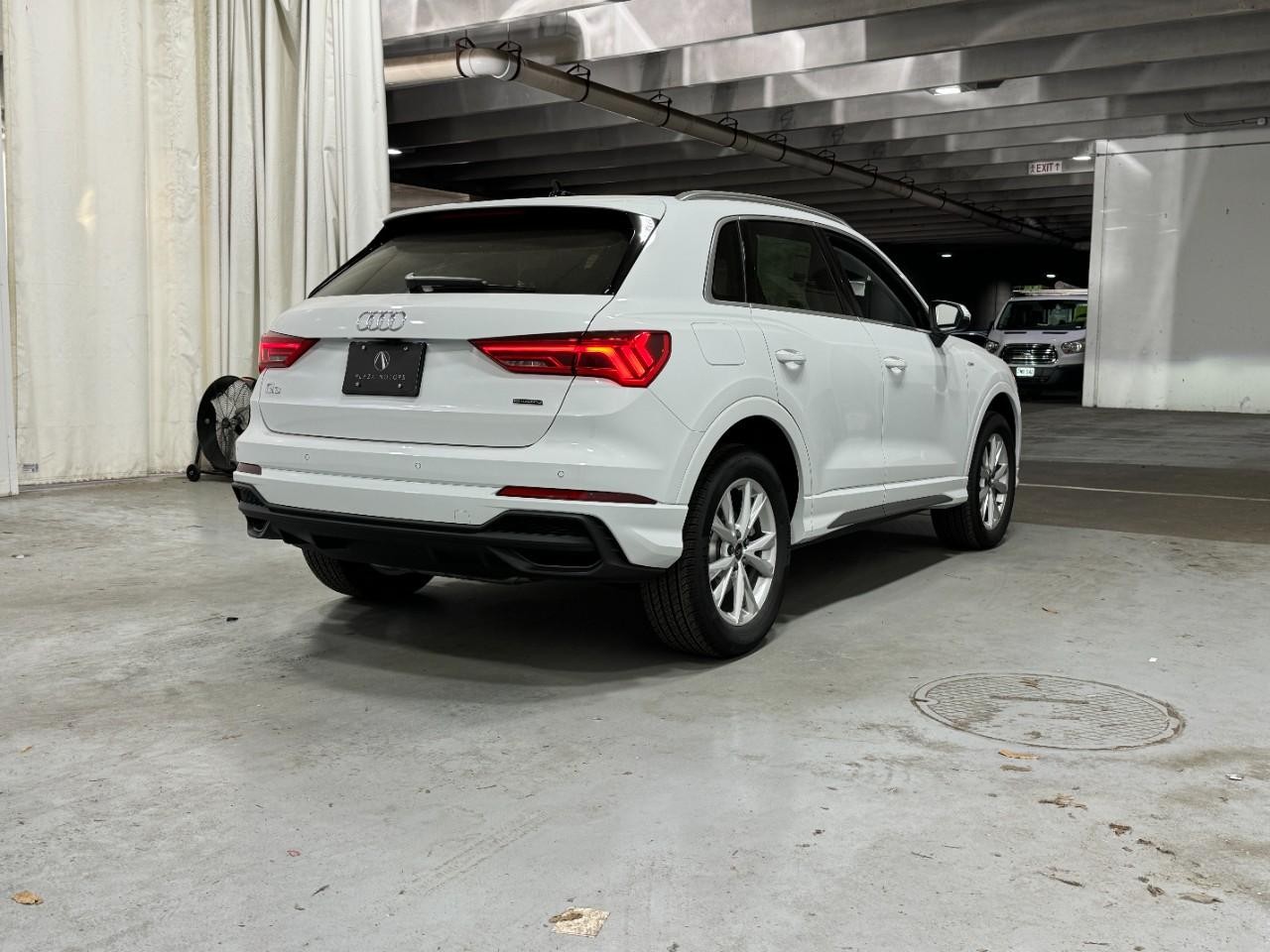 Audi Q3 Vehicle Full-screen Gallery Image 4