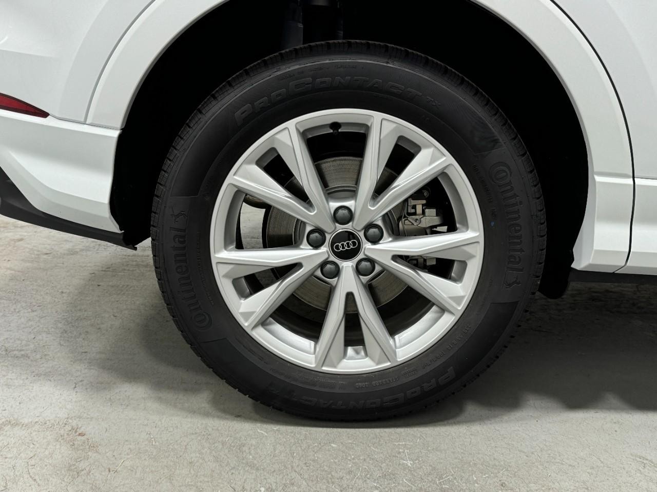 Audi Q3 Vehicle Full-screen Gallery Image 5