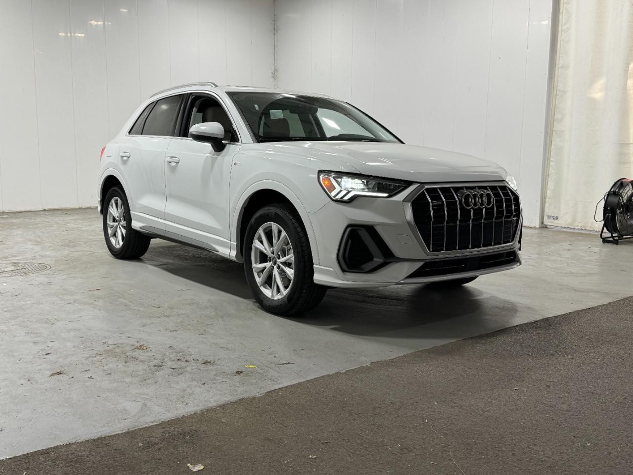 Audi Q3 Vehicle Full-screen Gallery Image 6