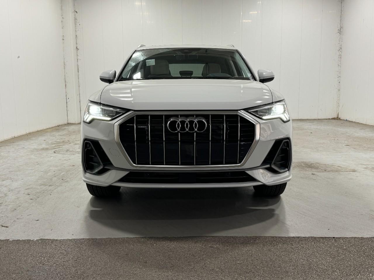 Audi Q3 Vehicle Full-screen Gallery Image 7