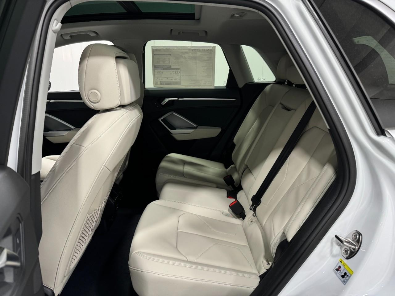 Audi Q3 Vehicle Full-screen Gallery Image 8