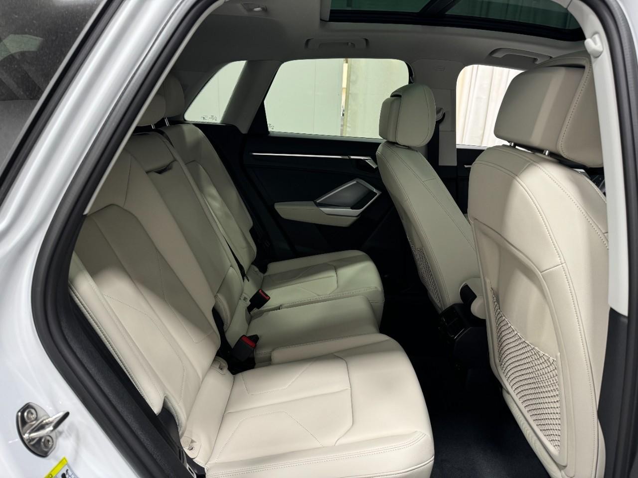 Audi Q3 Vehicle Full-screen Gallery Image 10