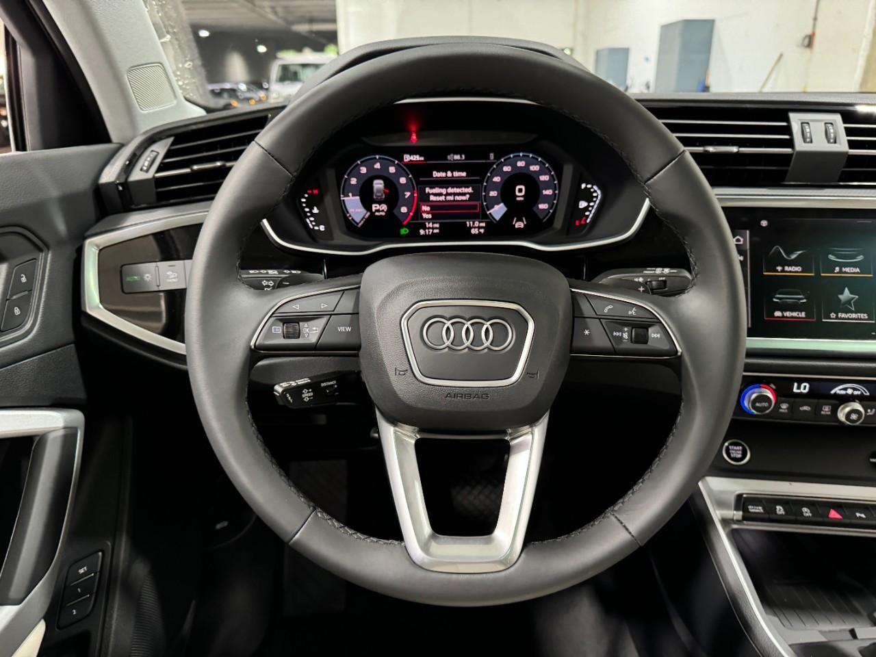 Audi Q3 Vehicle Full-screen Gallery Image 13